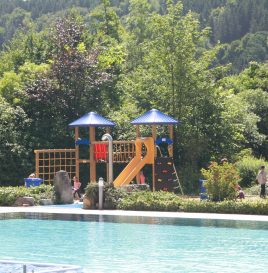 Spielplatz mit Kletterburg